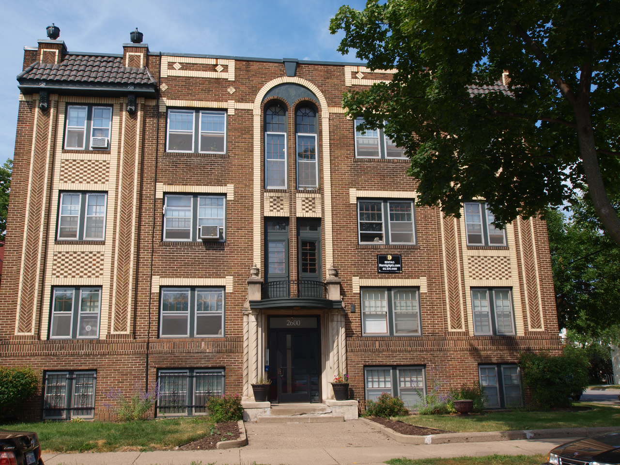 2600 Pleasant Ave S