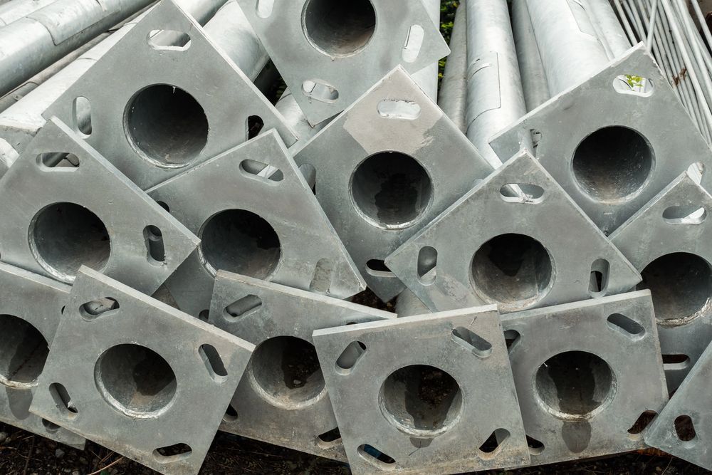 Una pila de placas de metal con agujeros se apilan una encima de otra.