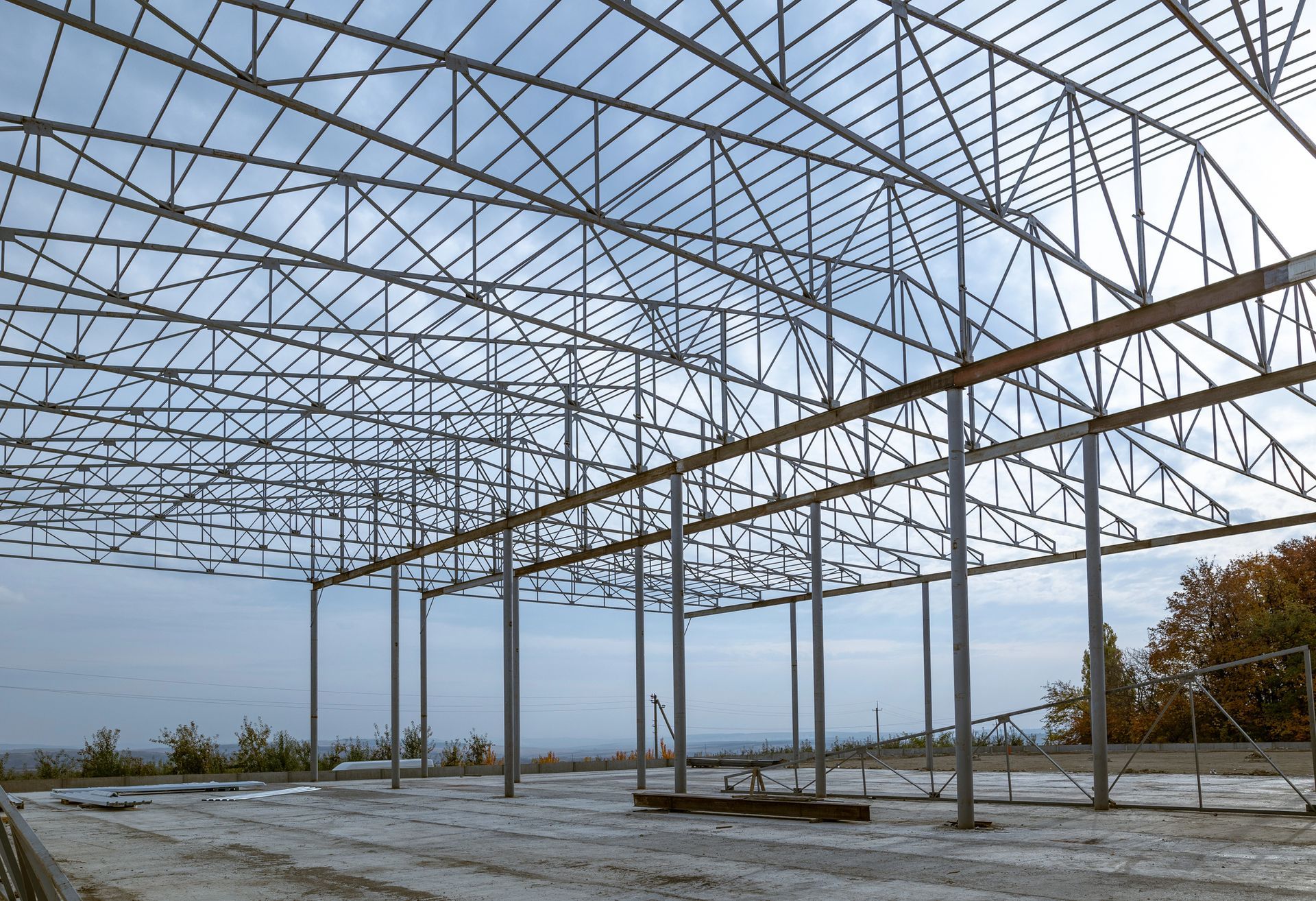 Una gran estructura metálica en construcción con un cielo azul al fondo.