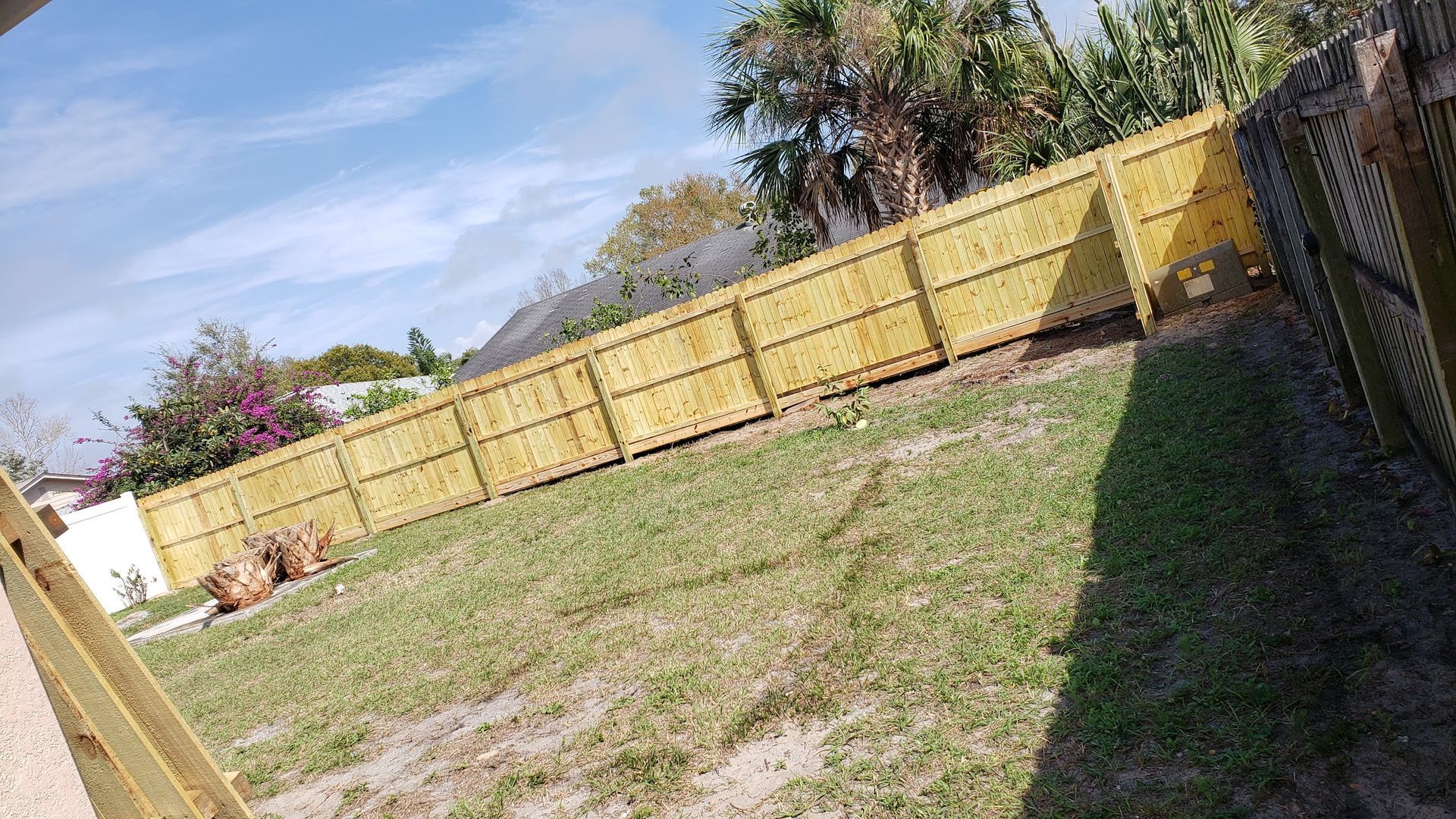 A wooden fence is sitting in the middle of a grassy field.