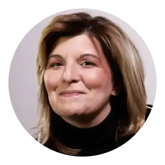 Une femme aux cheveux blonds mi-longs esquisse un sourire, vêtue d'un col roulé noir.