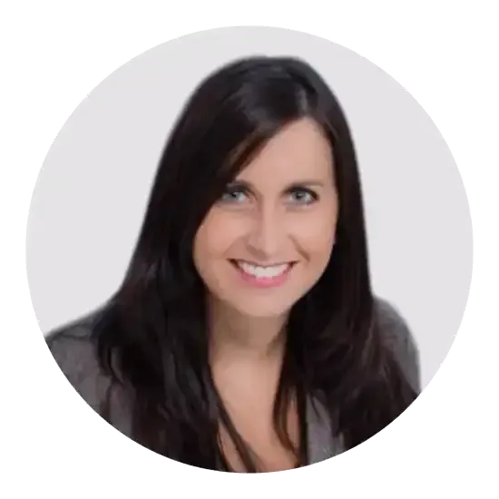 Femme aux longs cheveux noirs souriante, vêtue d'un blazer gris, dans un cadre rond sur fond blanc.