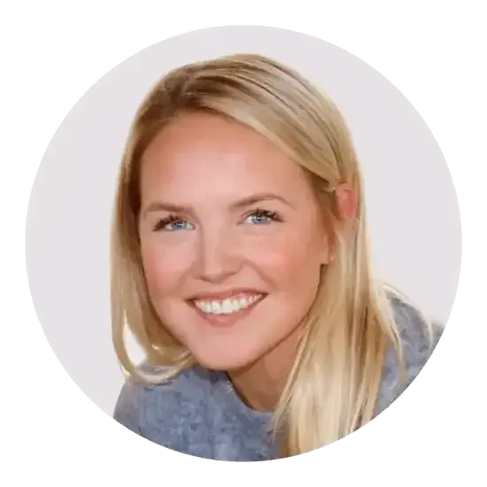 Femme blonde souriante, pull bleu clair.