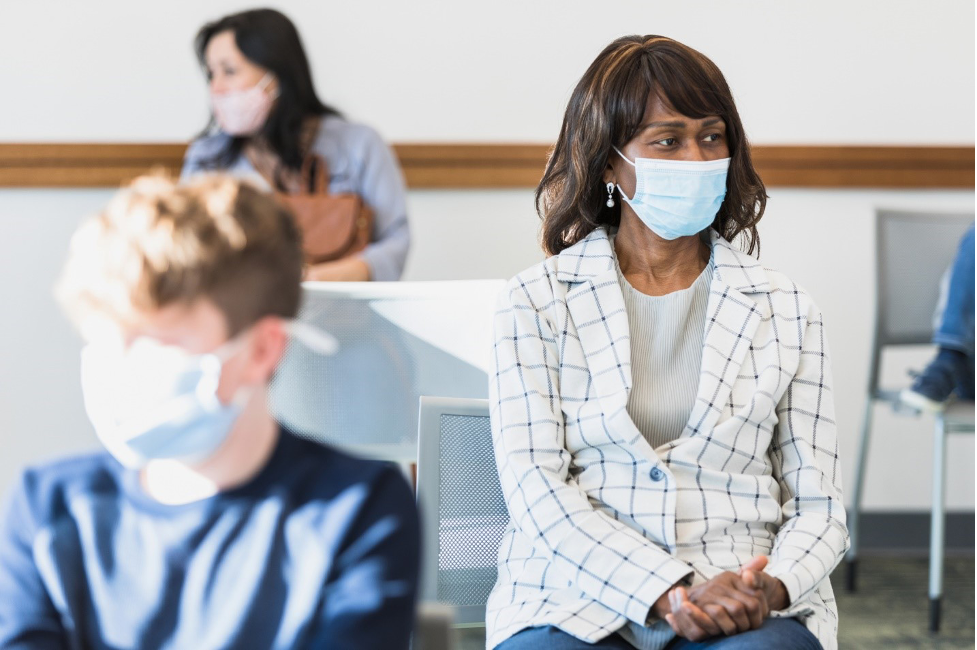 patients dans une salle d'attente