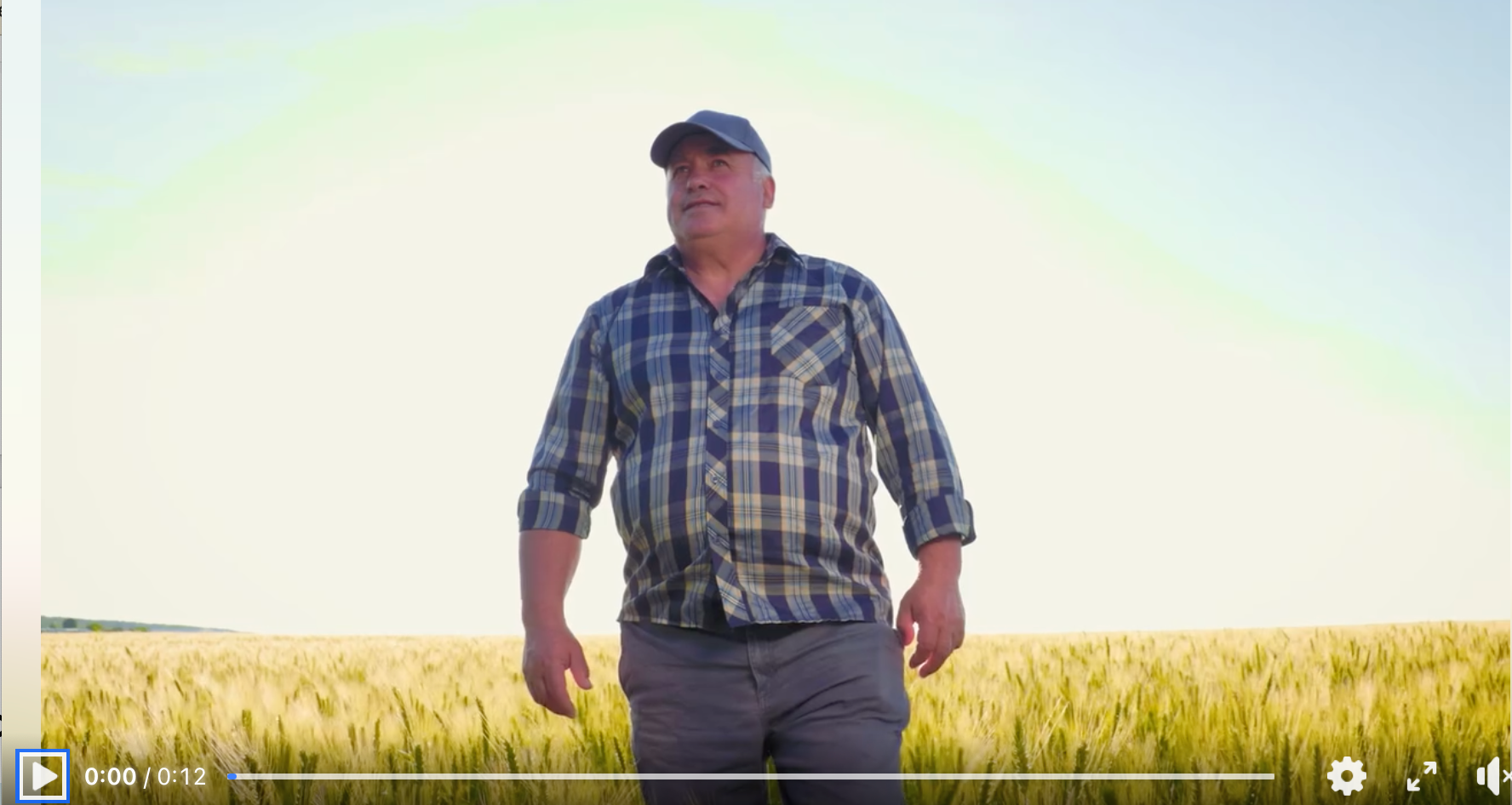 un agriculteur debout dans un champs de blé