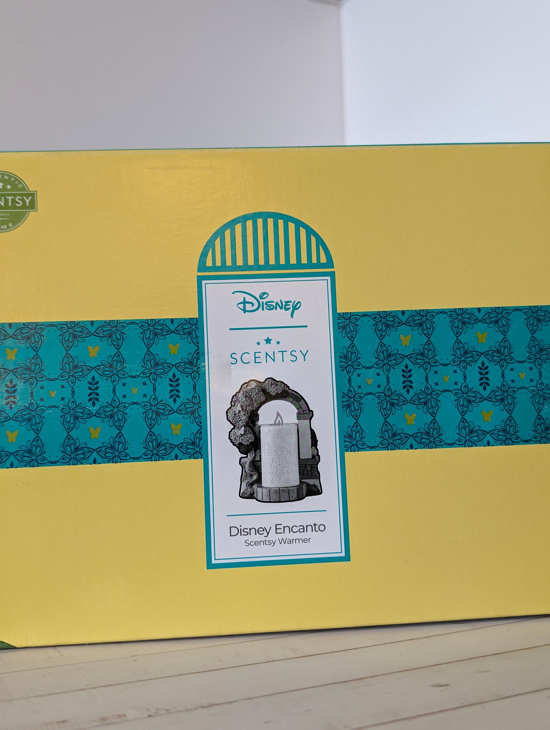 Gele doos met turquoise accenten, voorzien van een etiket met de tekst 