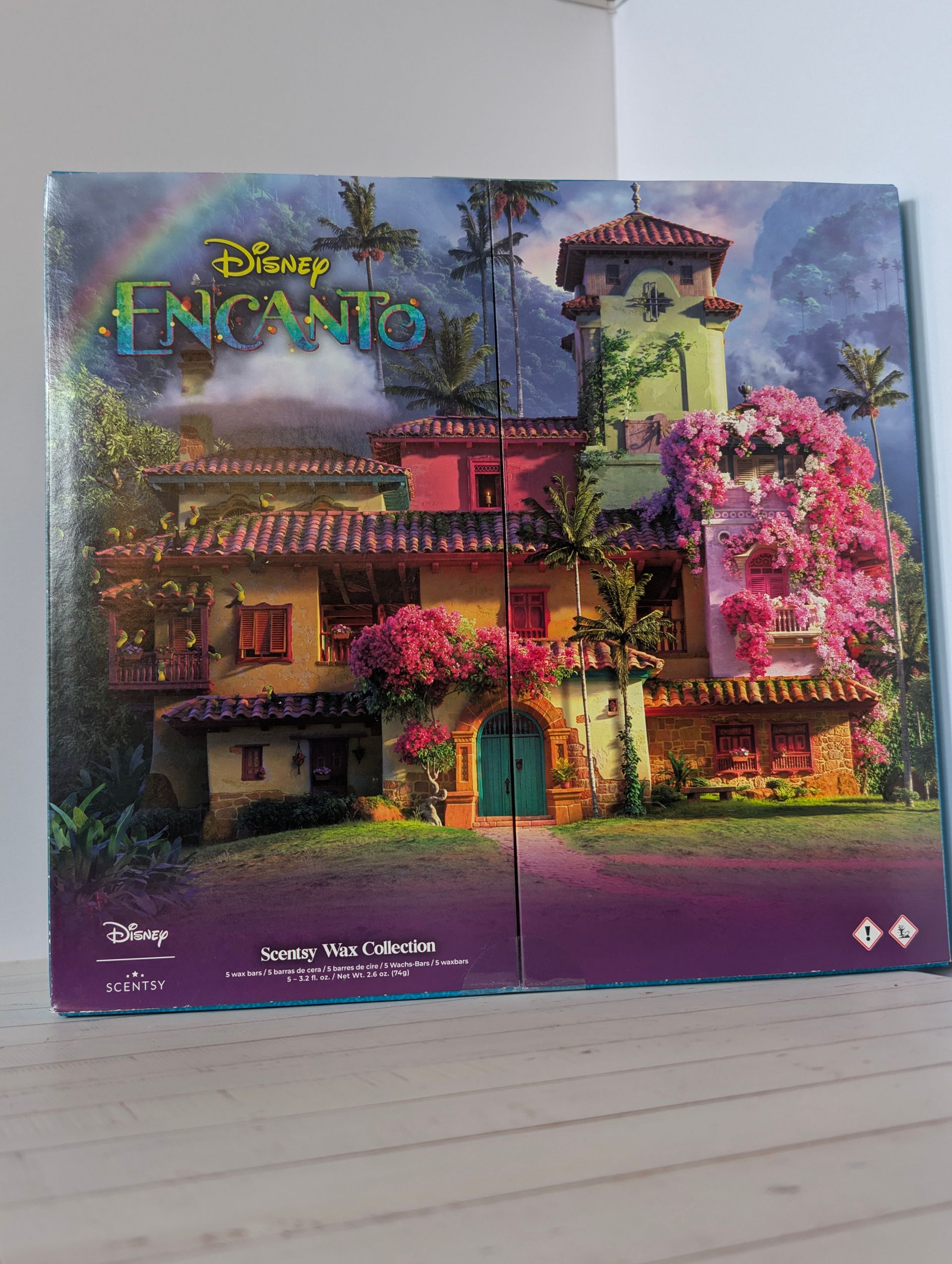 Disney Encanto puzzeldoos met daarop het huis van de familie Madrigal, vol met bloemen en een regenboog.