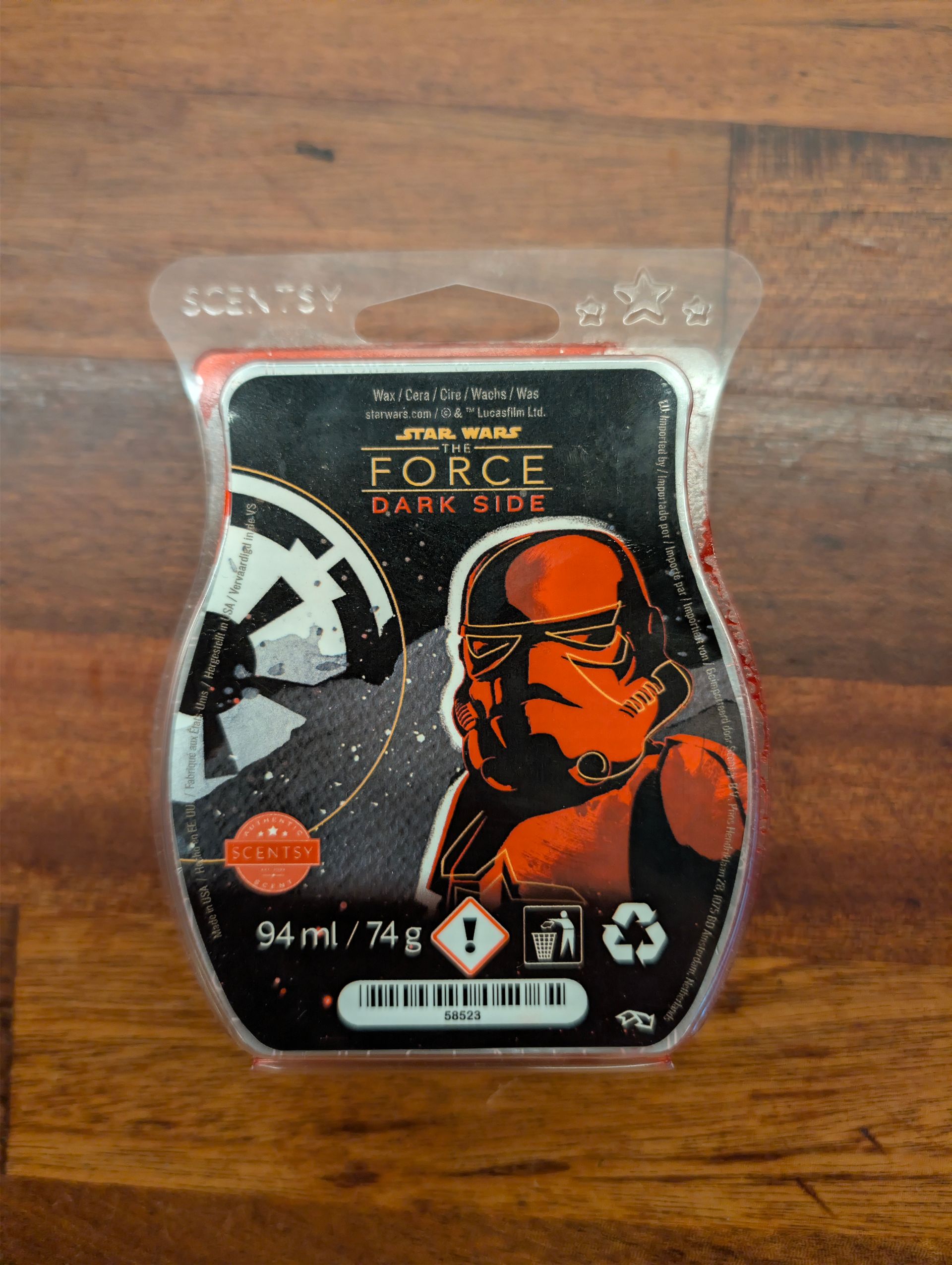 Star Wars Dark Side Scentsy waxmelt, rode en zwarte verpakking, met afbeelding van een Stormtrooperhelm.