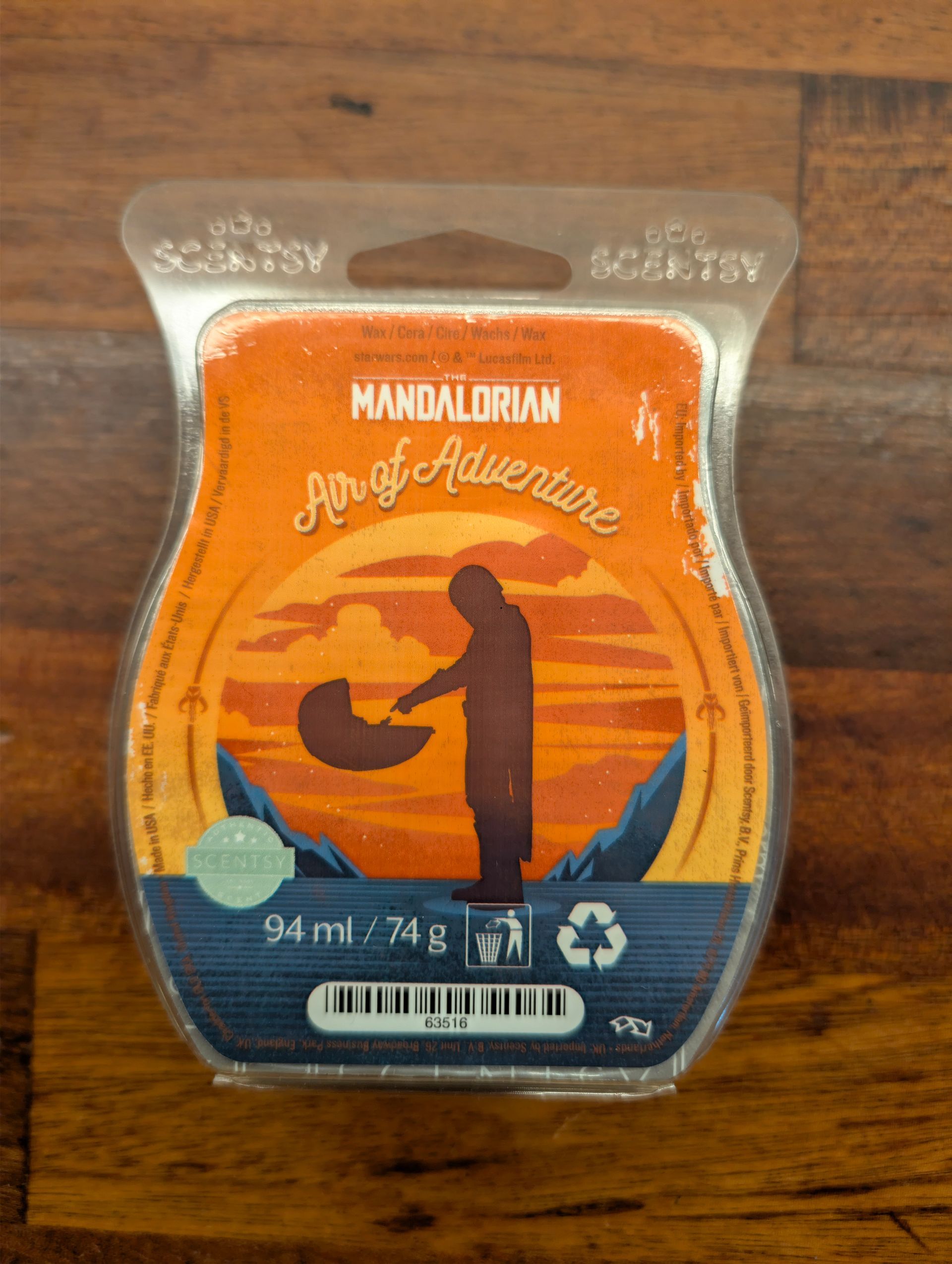 Scentsy geurkaars met silhouetten van The Mandalorian en Grogu in een woestijnlandschap.