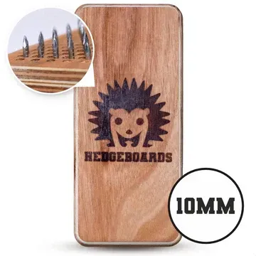 Houten borstel van hegboards met logo en metalen pinnen, close-up van de pin en 10 mm tekst.