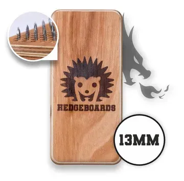 Houten HEDGEBOARDS-apparaat met egellogo, metalen pinnen en 13 mm maataanduiding. Silhouet van een draak.