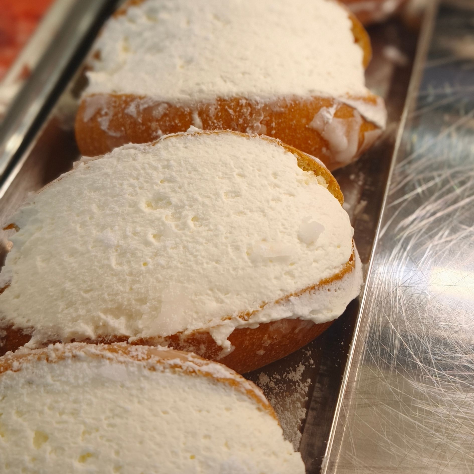 Un mucchio di ciambelle con glassa bianca sopra