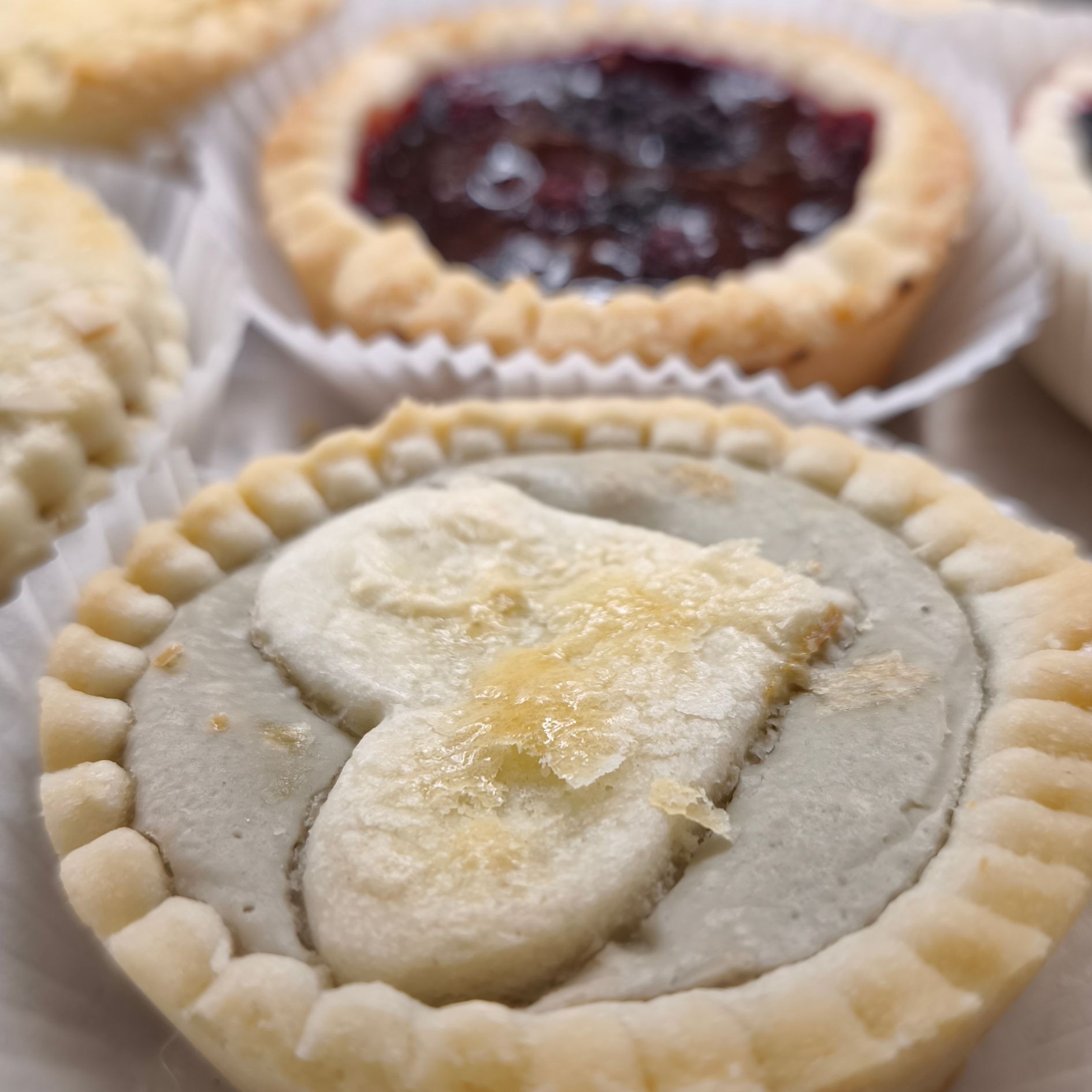 Un mucchio di pasticcini ricoperti di zucchero a velo