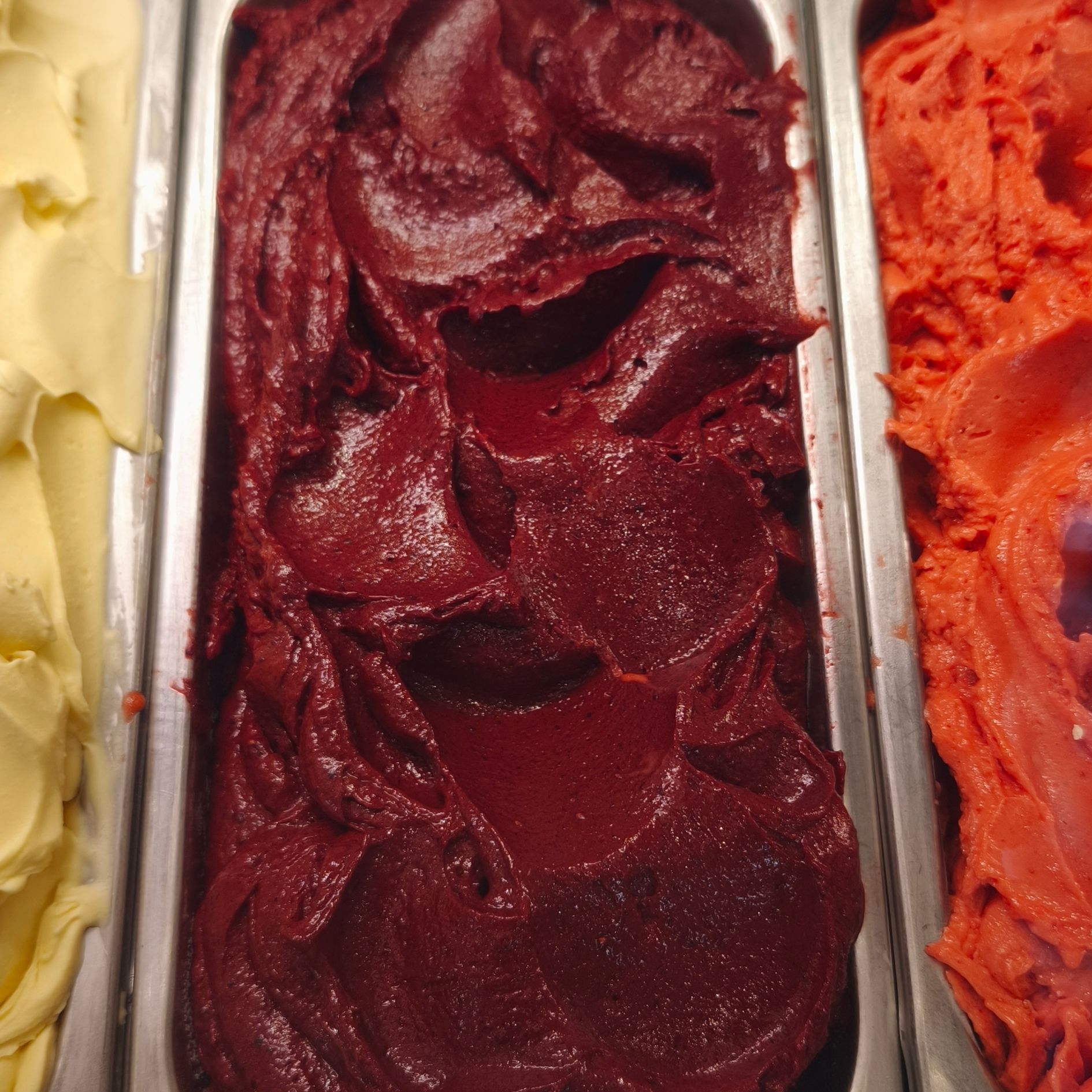 Un primo piano di un contenitore di gelato rosso