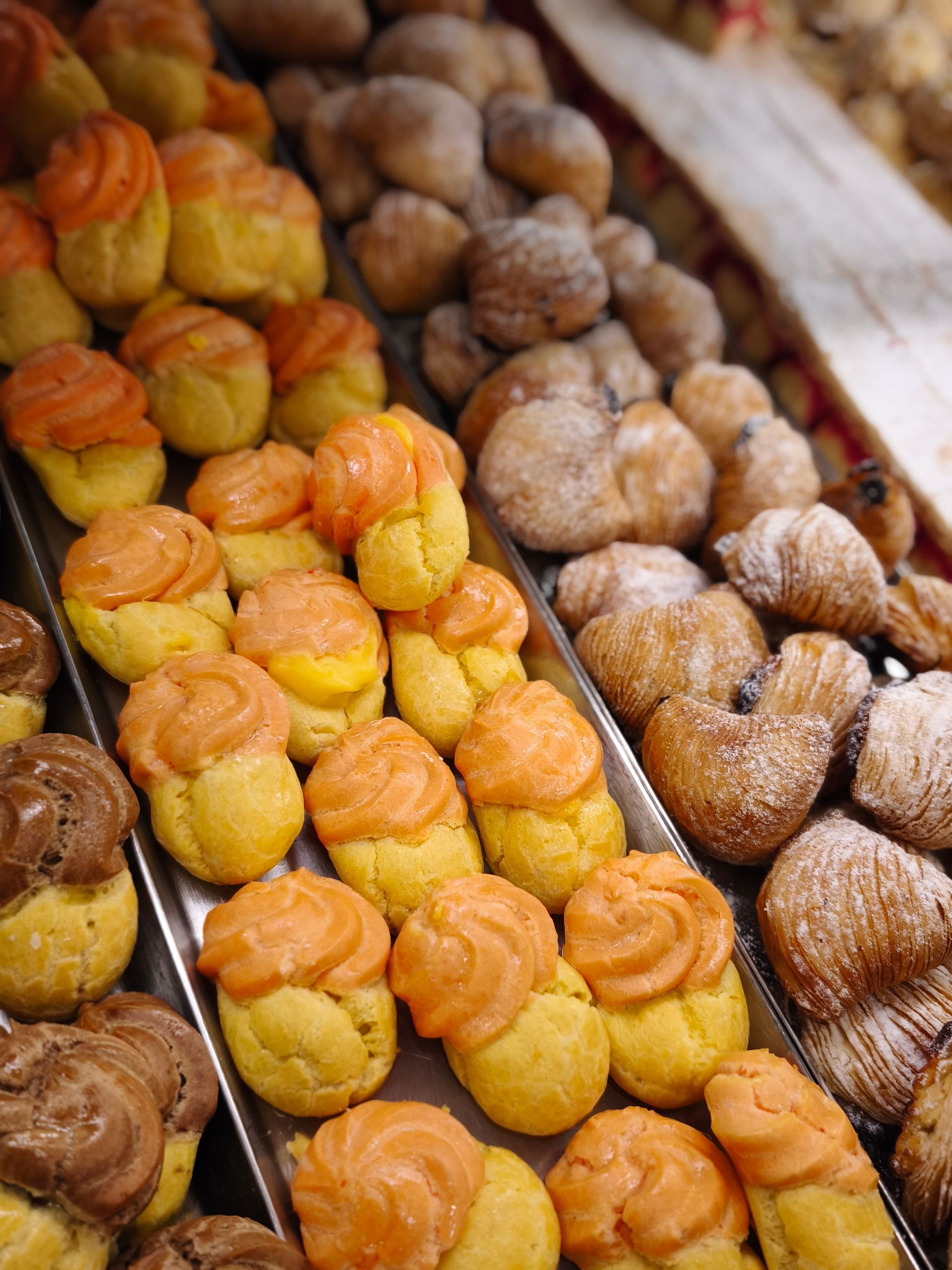 Sono esposti un sacco di diversi tipi di pasticcini