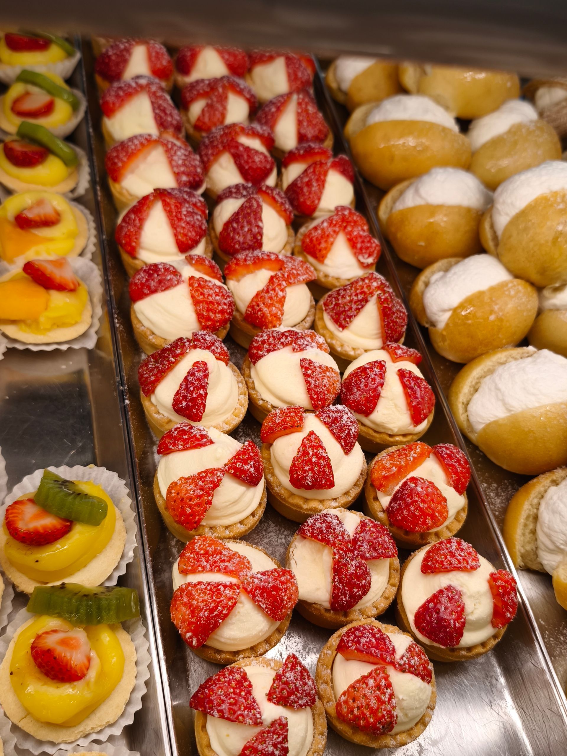 Un mucchio di dolci con sopra le fragole