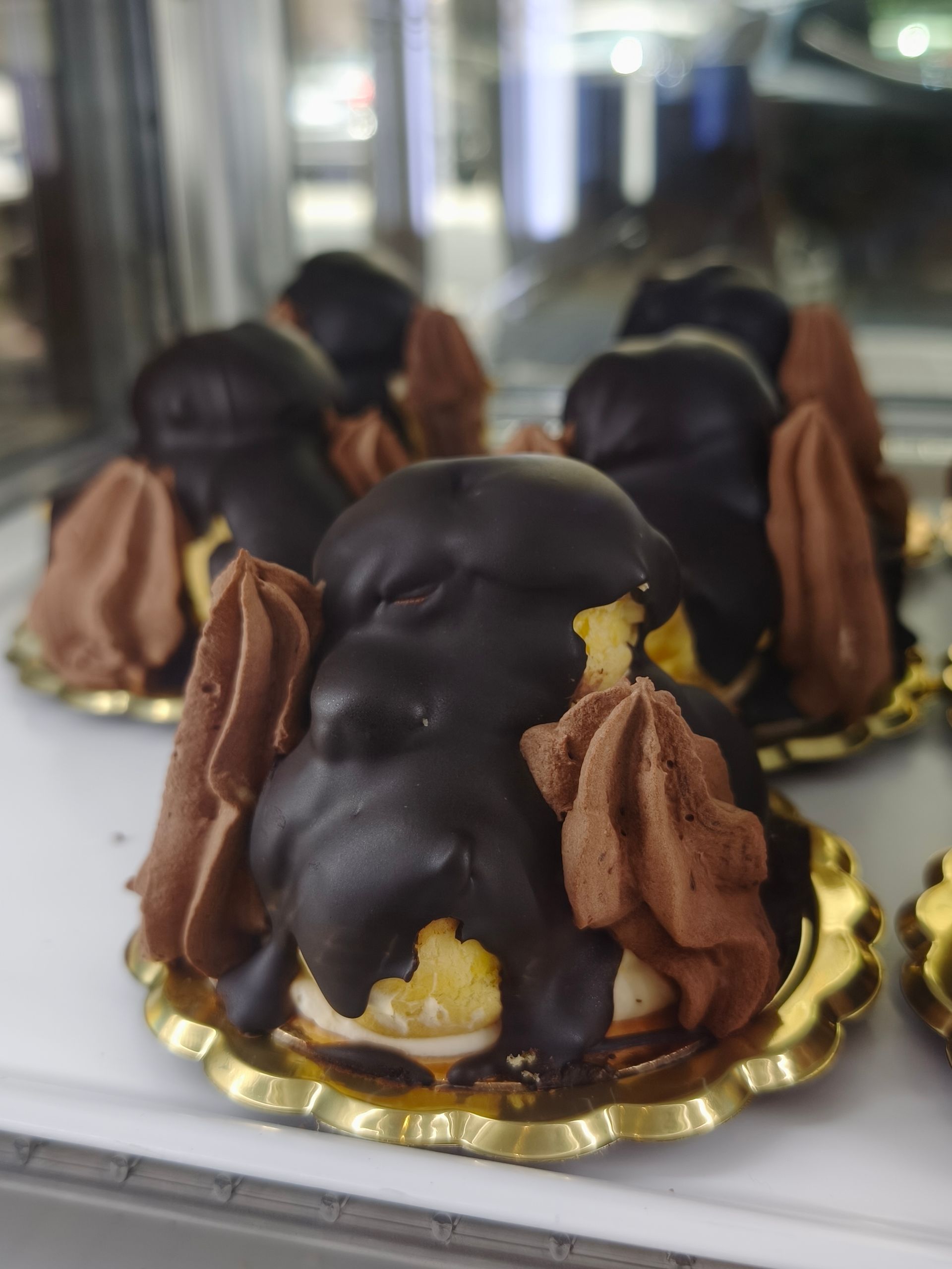Un primo piano di un dessert al cioccolato su un piatto