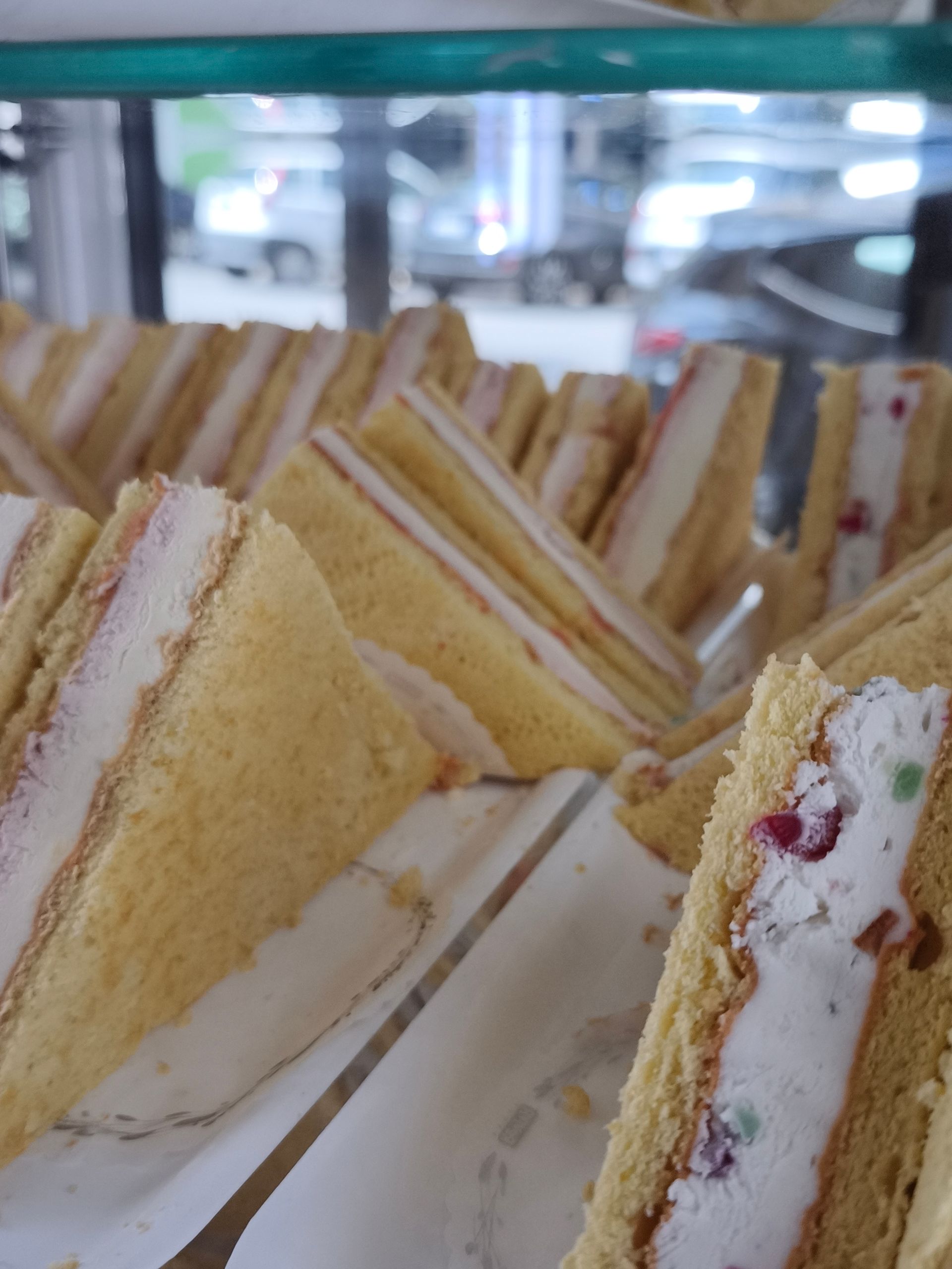 Un mucchio di panini sono appoggiati su un tavolo