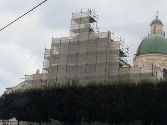 dei ponteggi in metallo davanti un edificio