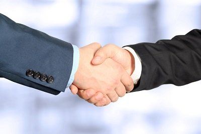 Business men shaking hands - Collaborative law in Syracuse, NY