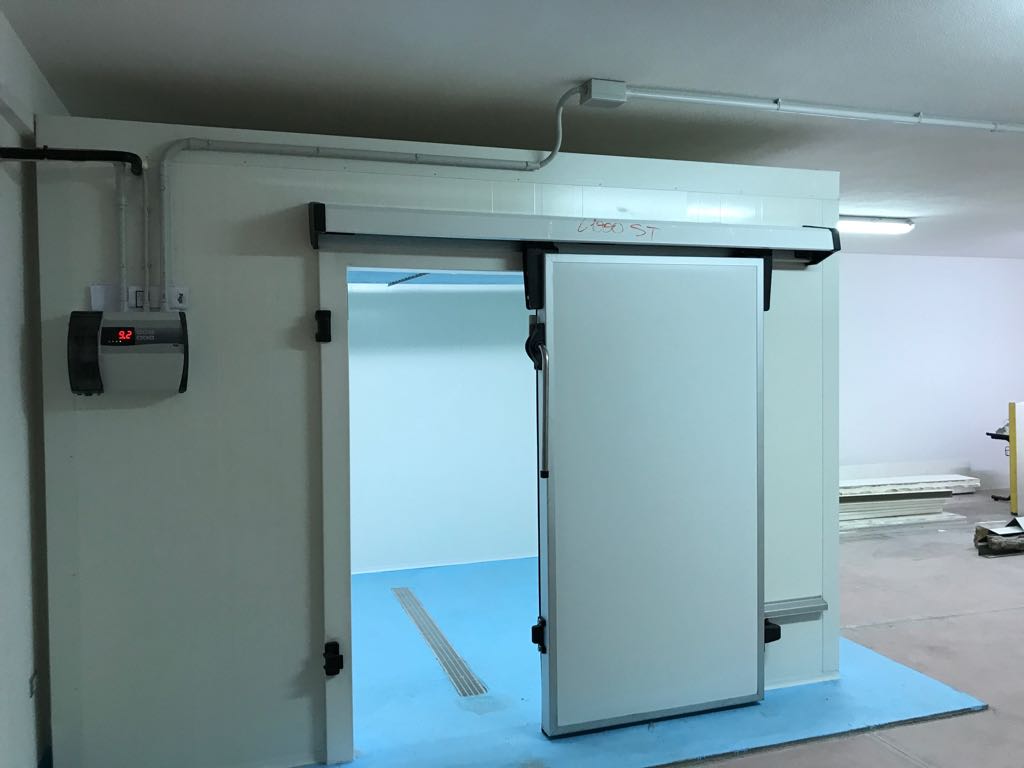 Porta con chiusura a scorrimento di una cela frigorifera