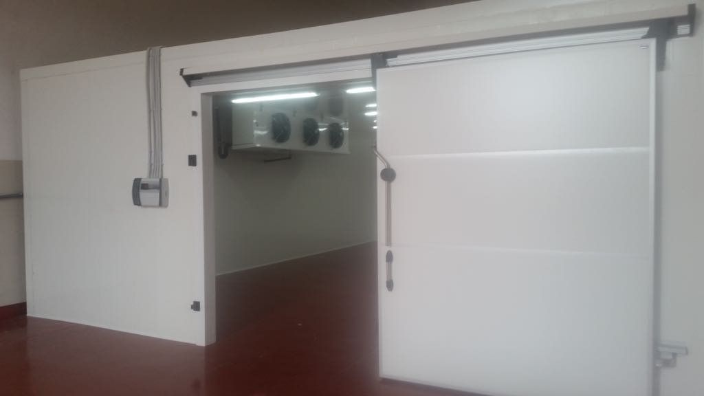 Climatizzatori installati in un impianto industriali