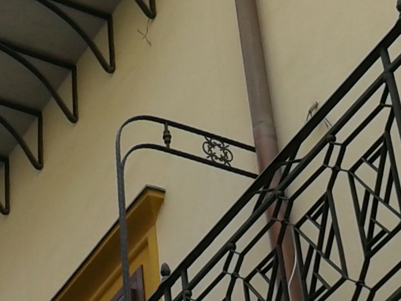 le ringhiere in ferro di un balcone