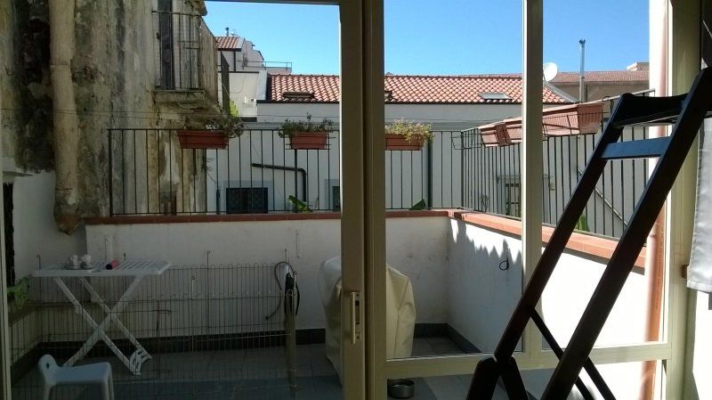 balcone con ringhiera di sicurezza in ferro