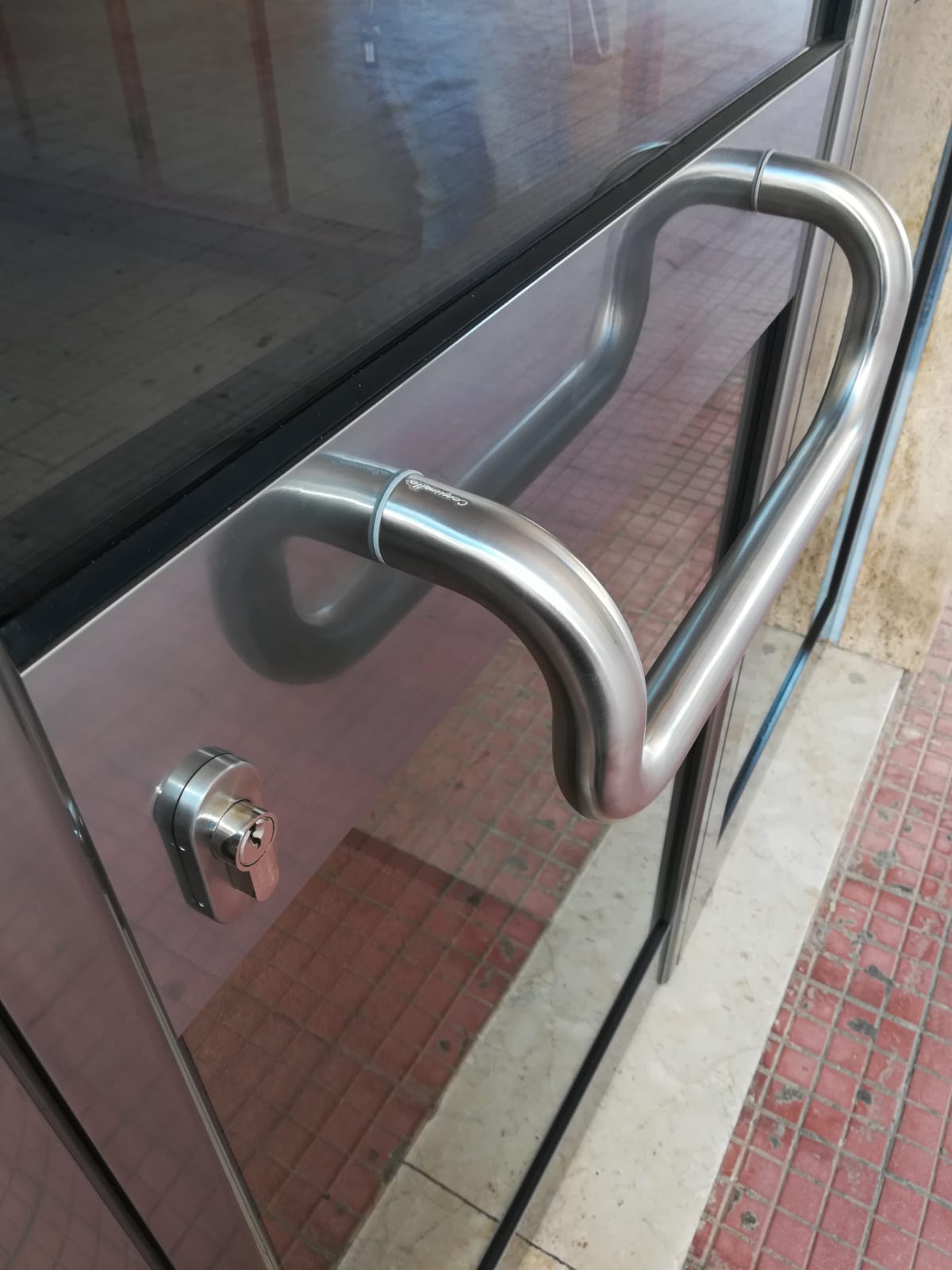 maniglia metallica di una porta