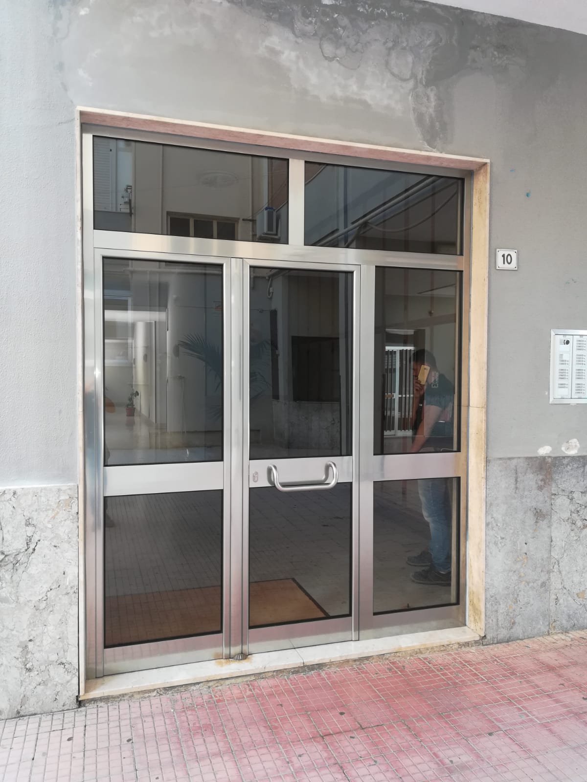 porta condominiale in metallo, vetro e PVC