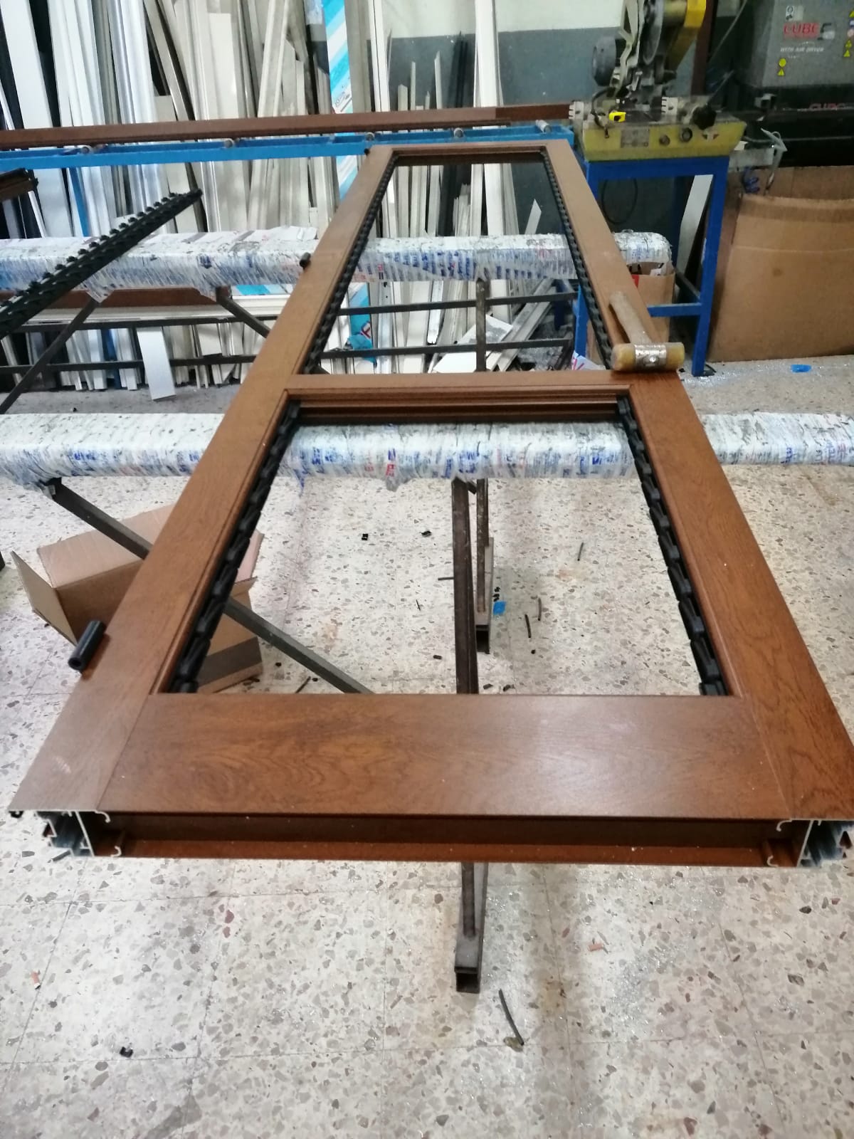 il telaio di una finestra in PVC in fabbricazione