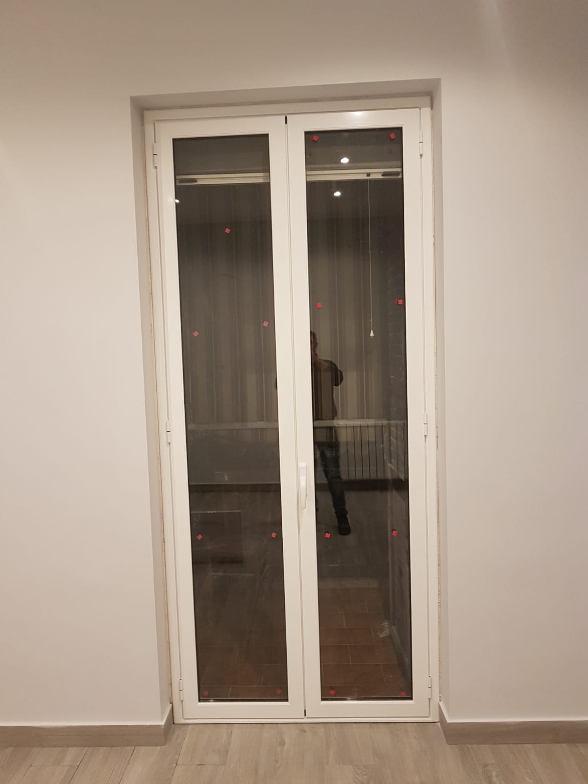 una finestra con serramenti in PVC