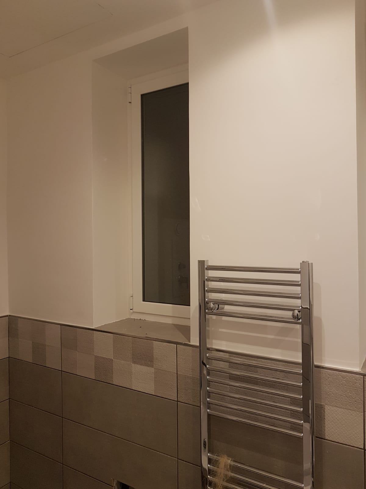 interno di un bagno con finestra in PVC