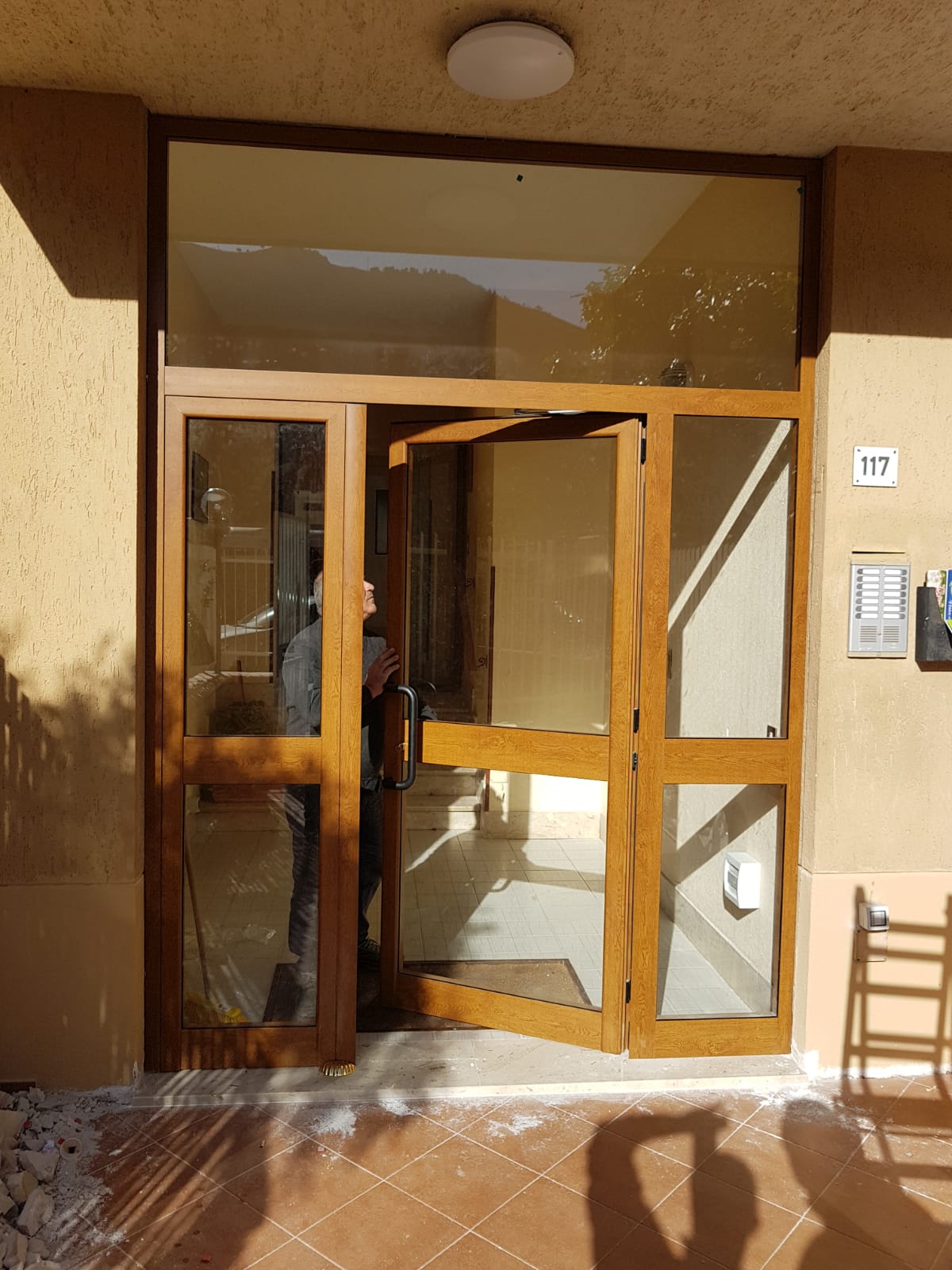 la porta in legno di un palazzo