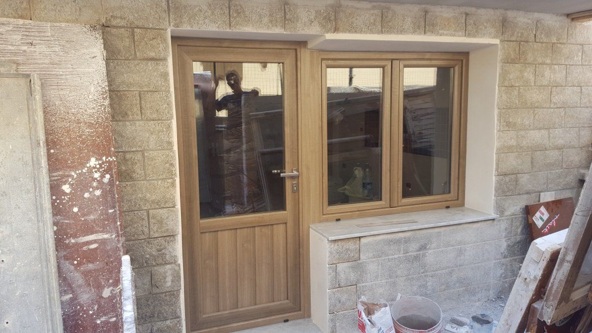 porta e finestra in PVC marrone chiaro