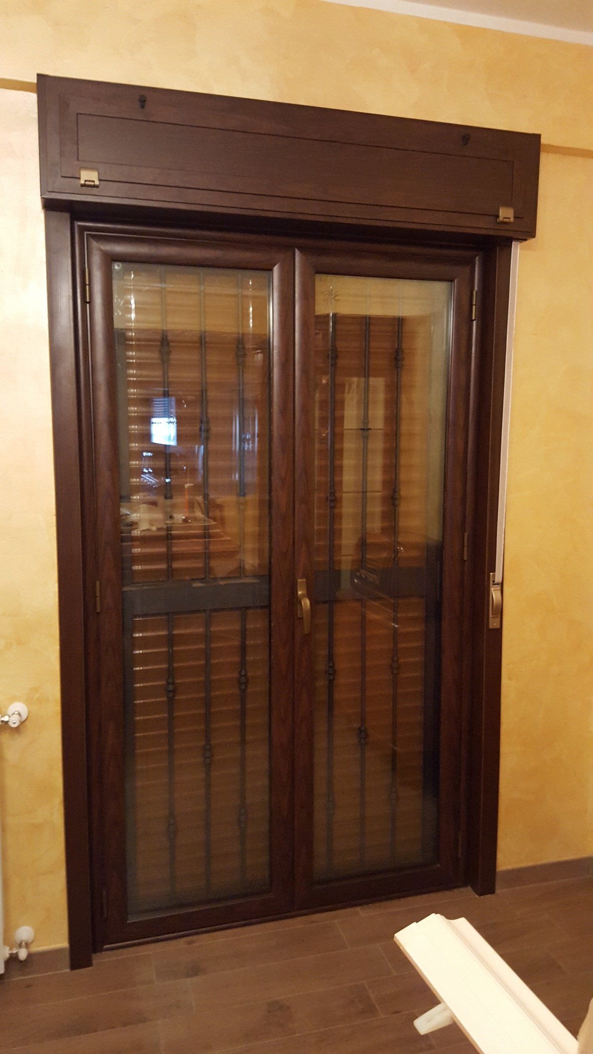 una finestra in PVC con serranda e cassonetto