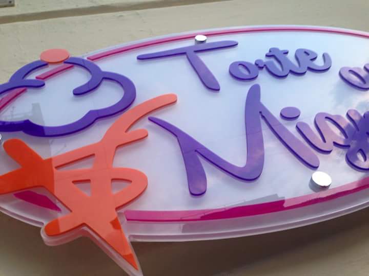 una insegna luminosa ovale per pasticceria