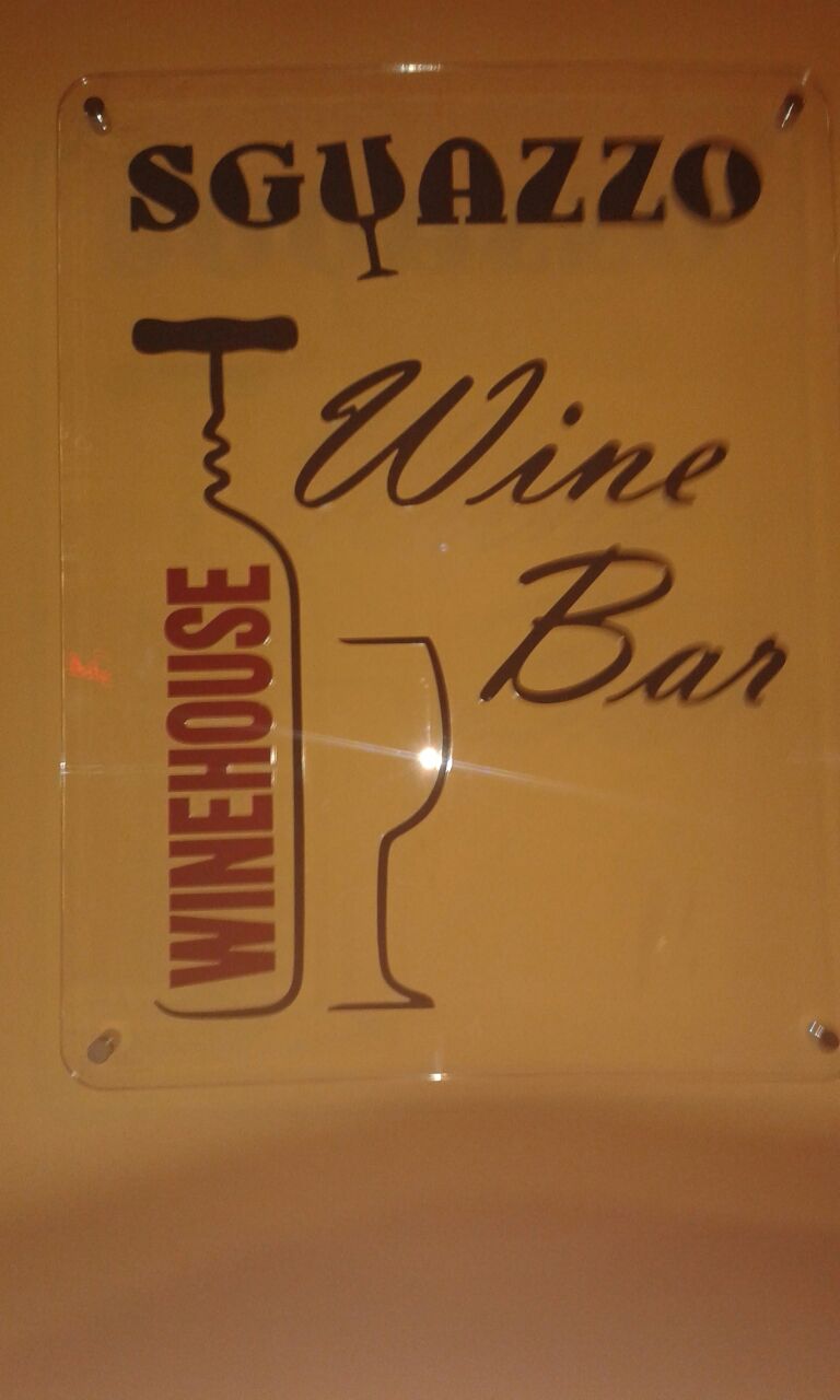 la targa esterna di una enoteca in plexiglas