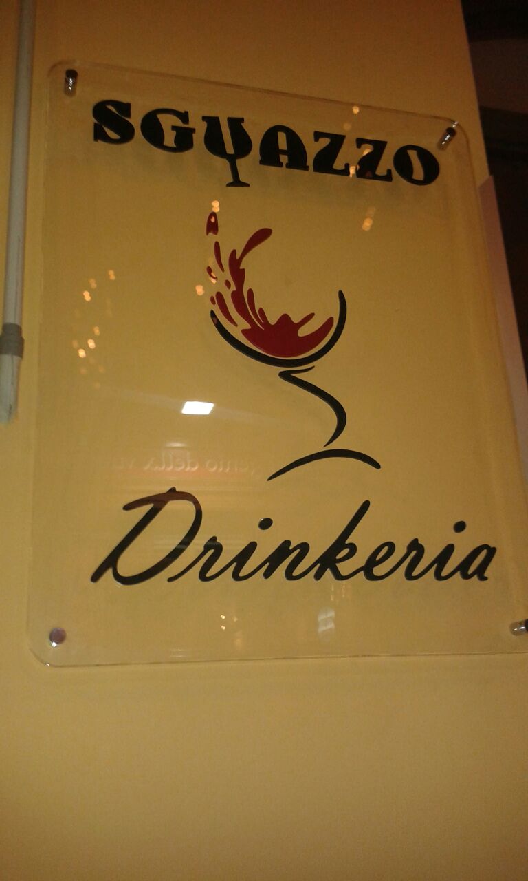 insegna in plexiglas trasparente per esterni