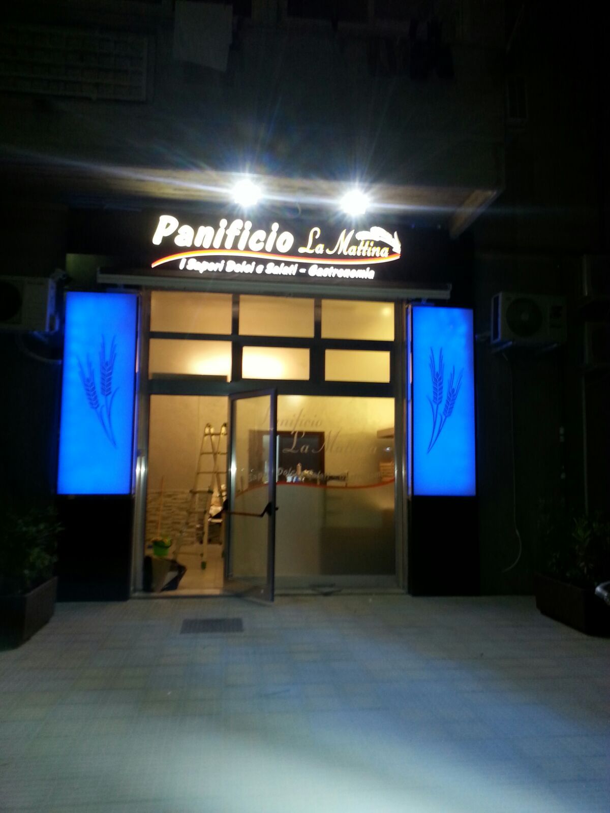 un panificio con luci blu all'esterno