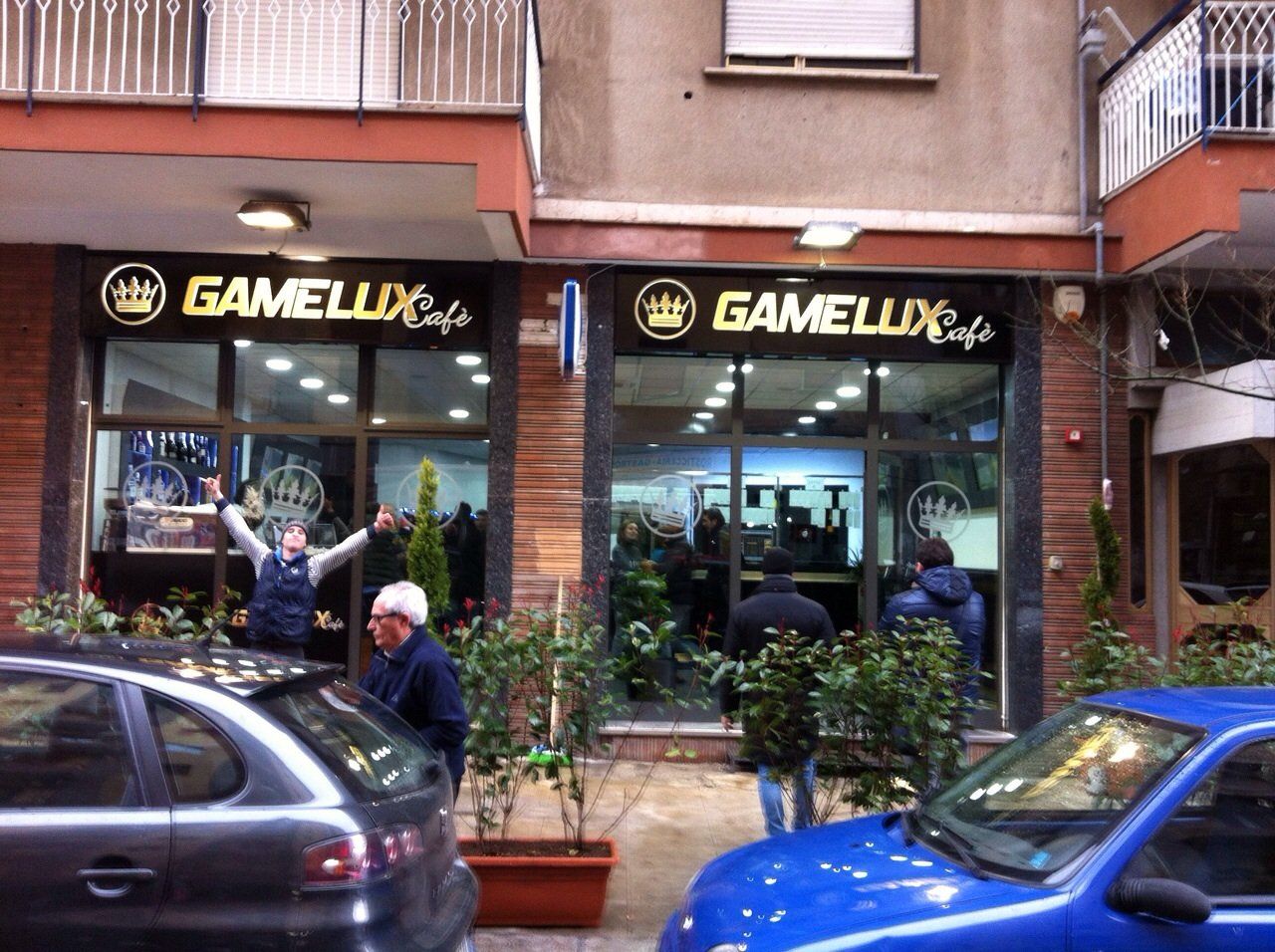 insegna nera e oro di un bar