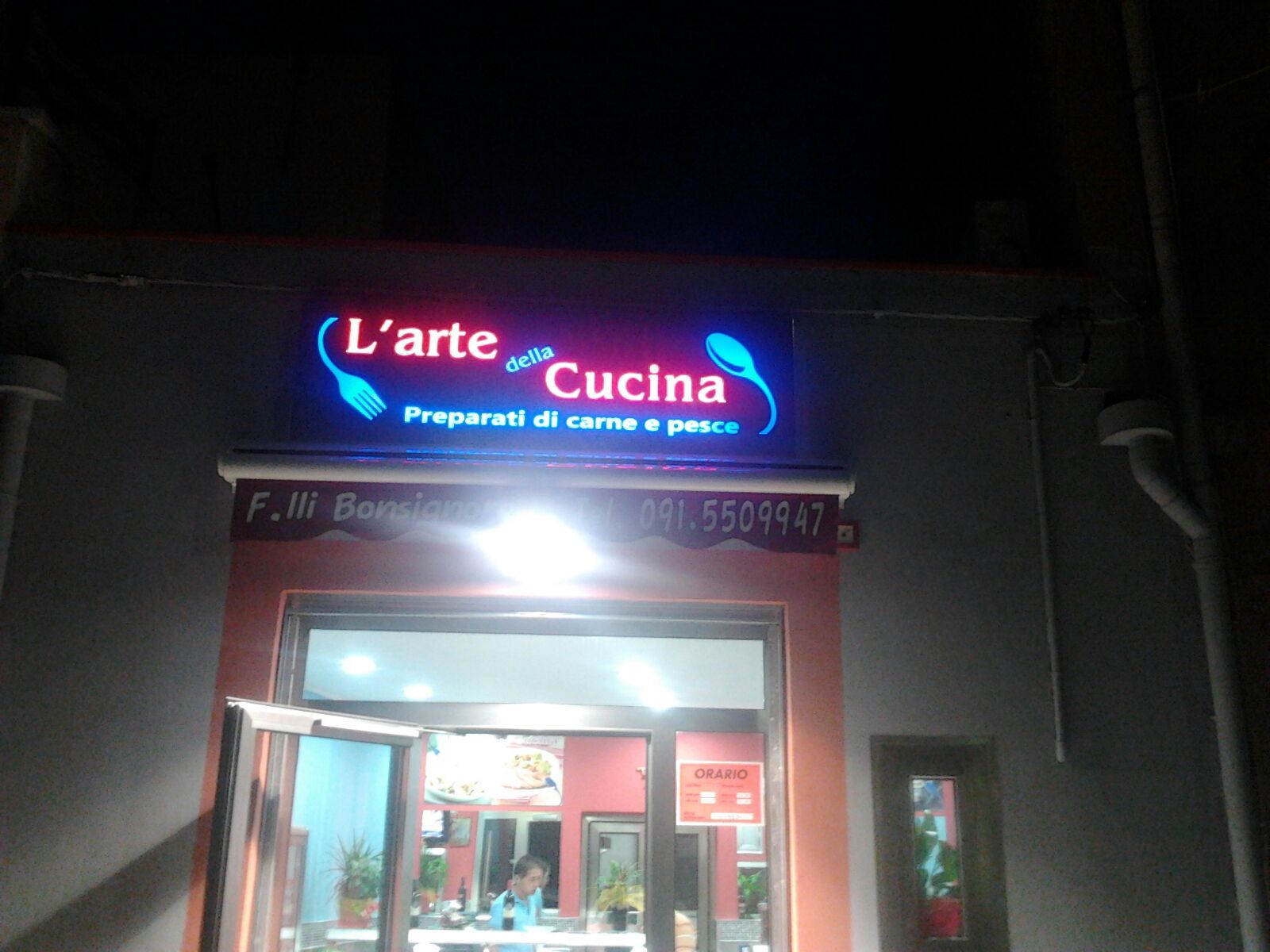 ristorante con insegna luminosa rossa e blu