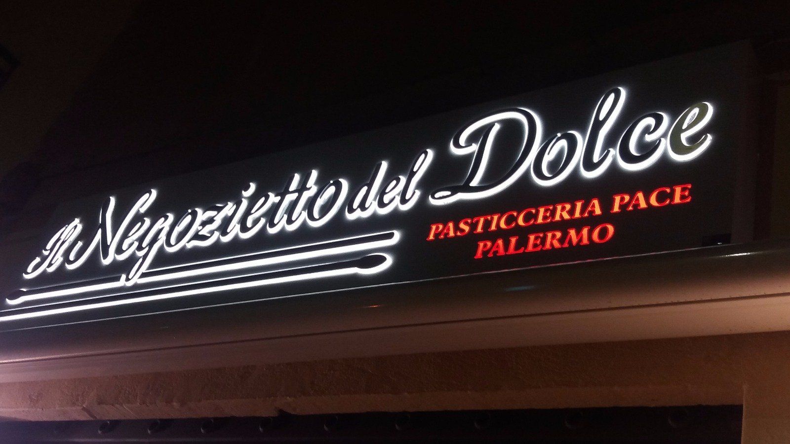 Insegna luminosa bianca su sfondo nero