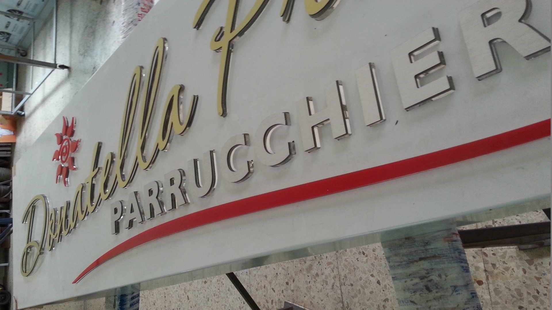 insegna per negozio di parrucchiere in bianco