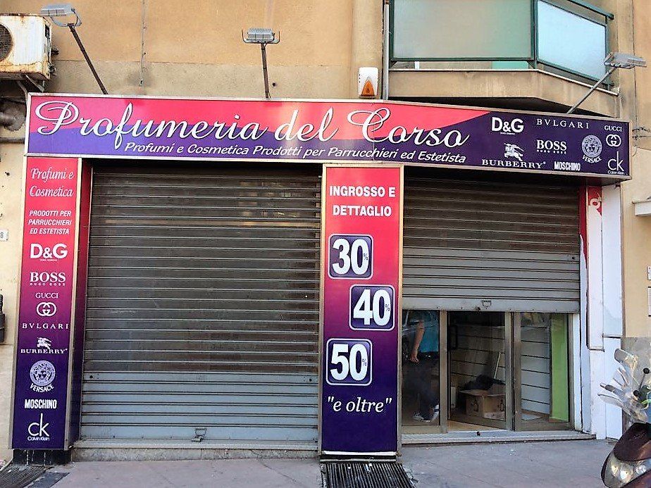 un magazzino con insegna viola e rossa