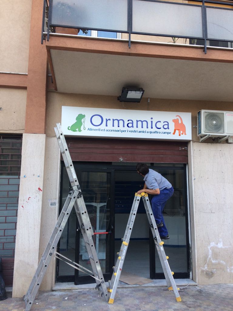 installazione insegna di un negozio per animali