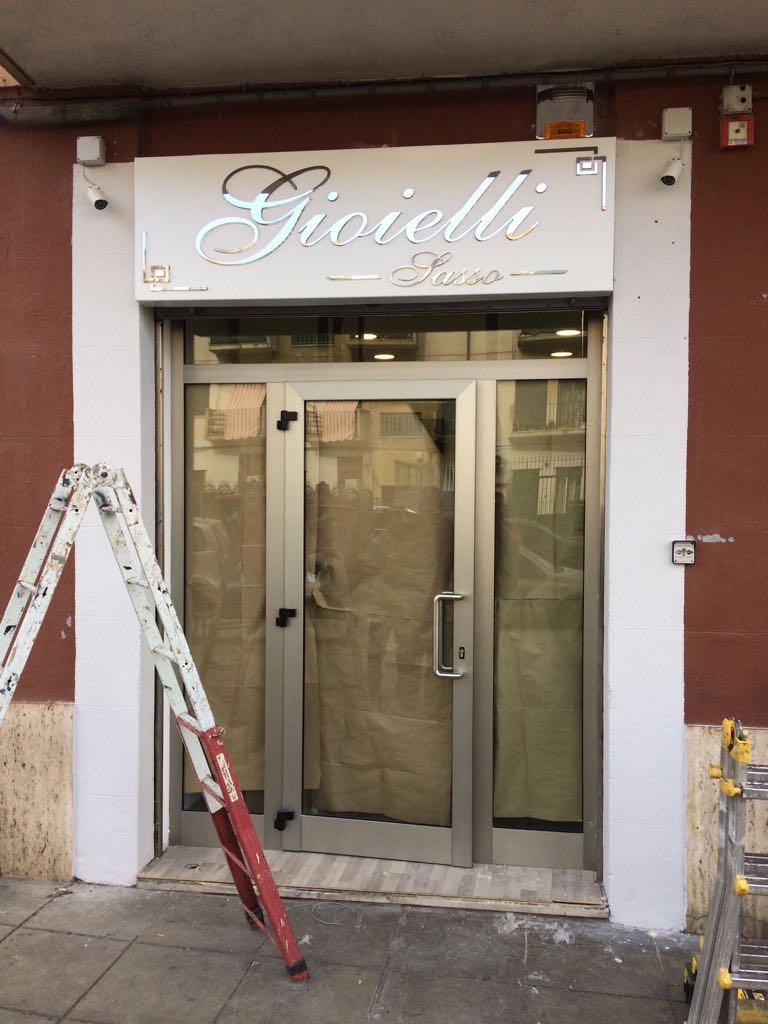 gioielleria con insegna luminosa bianca