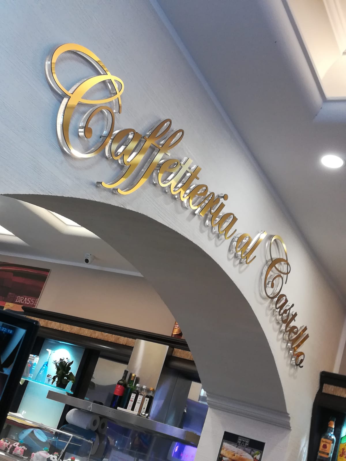 Insegna di una caffetteria in caratteri dorati