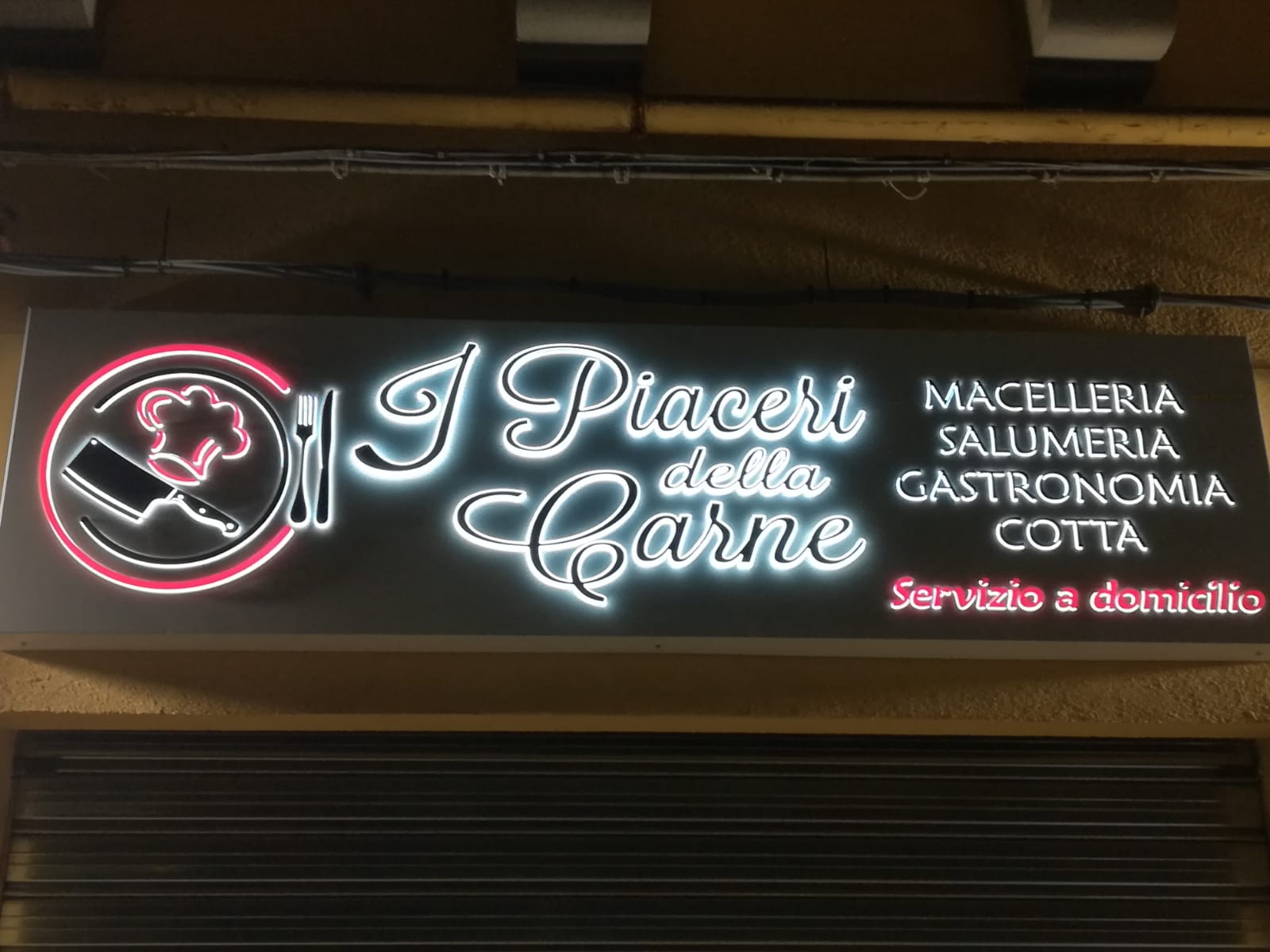 macelleria con insegna luminosa nera e bianca