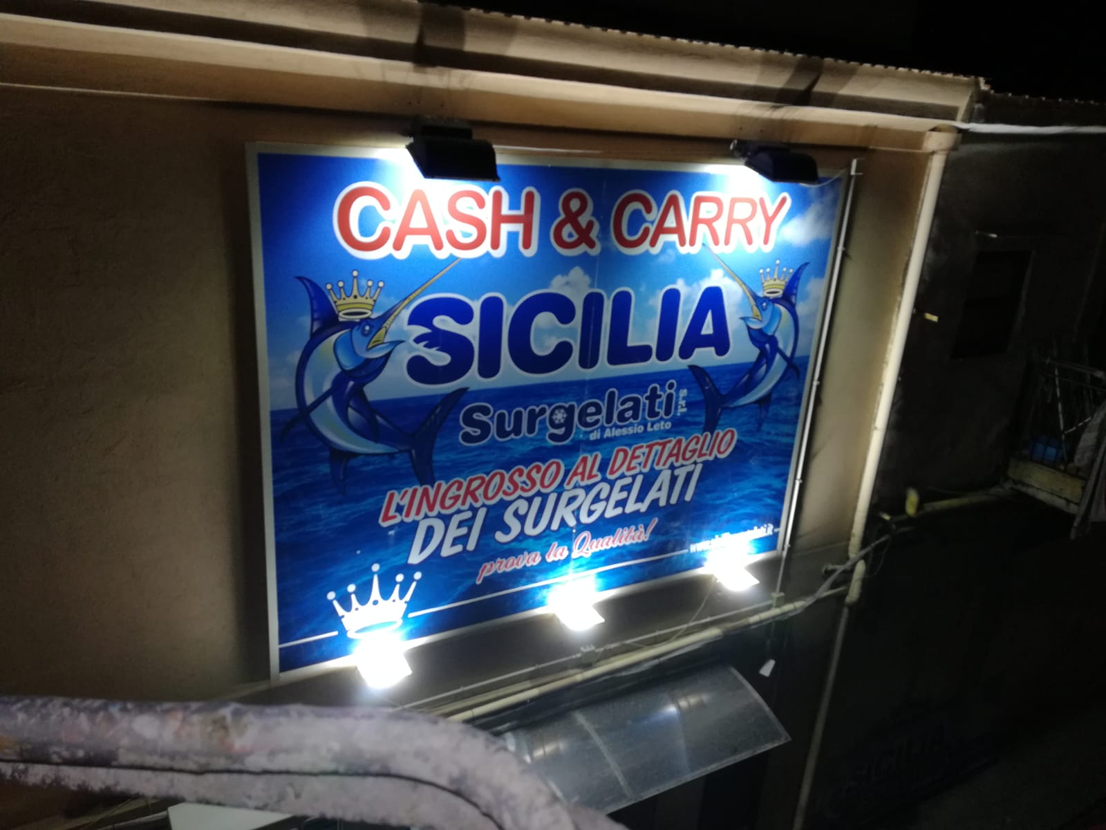 insegna di una pescheria con faretti luminosi